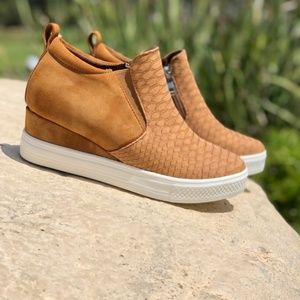 Wedge Sneaker | Tan Reptile Pattern | Size 7